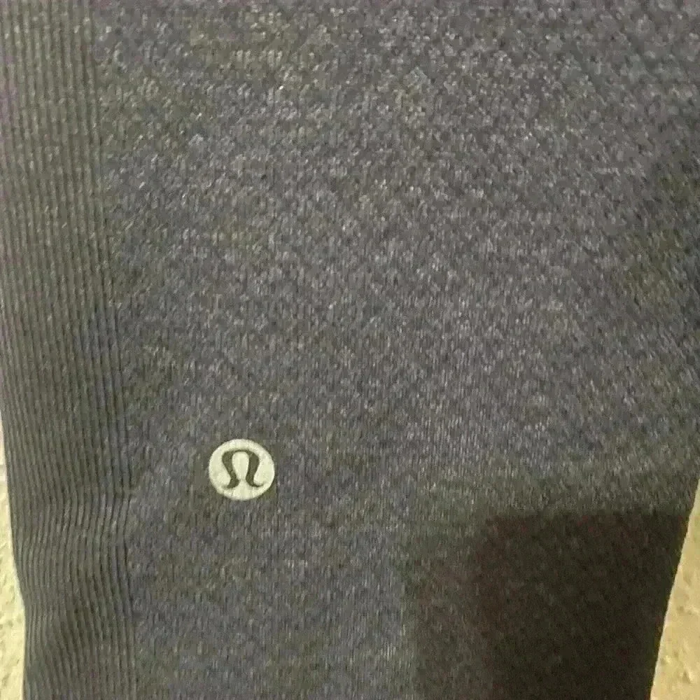 Lululemon Navy Blue Size 2 High Rise Waist, Cuff around Bottom.